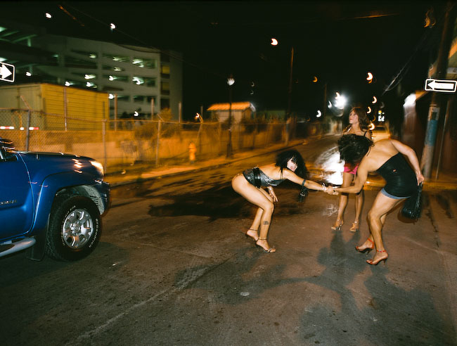 Callejón de Marshall's #1 (2008), C-Print 54 x 66 in. Santurce es ley (2008) - Fotografía por Tristán Reyes