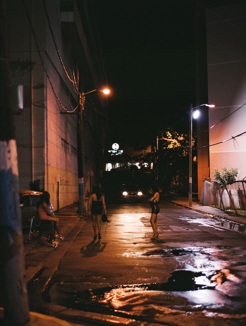 Callejón de Marshall's #2 (2008), C-Print 54 x 66 in. Santurce es ley (2008) - Fotografía por Tristán Reyes