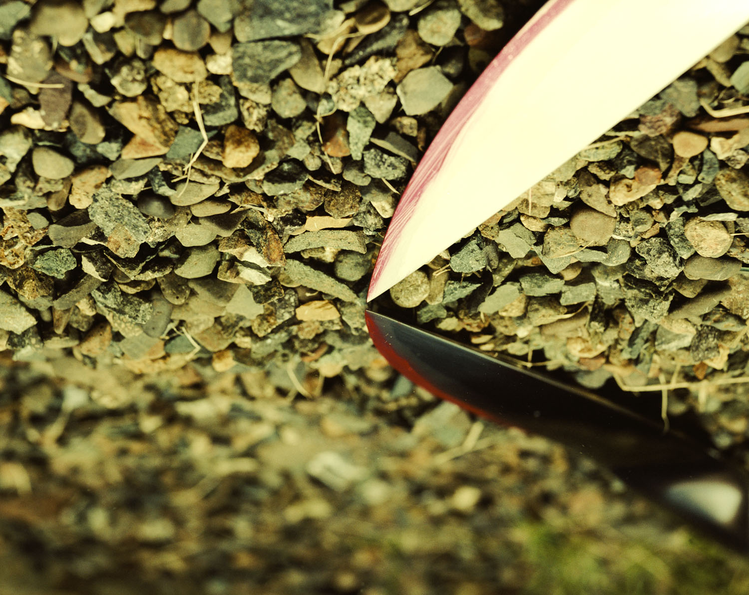 Cuchillo-Espejo-Piedras (2006), C-Print 36 x 48 in. Reflejos del subconsciente (2006) - Exhibición fotográfica por Tristán Reyes