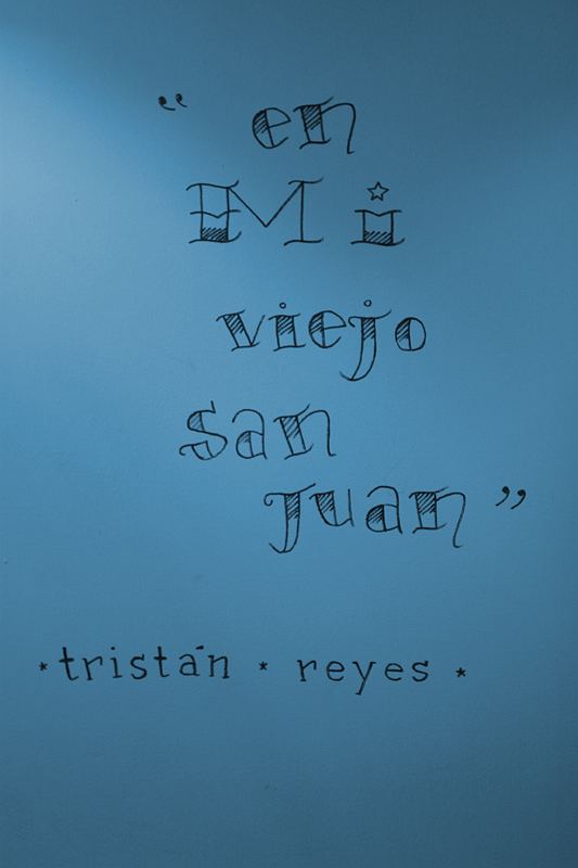 Por Daniel Cotte (Dibujado en la pared del lobby) en Mi viejo san juan (2003) - Exhibición fotográfica por Tristán Reyes
