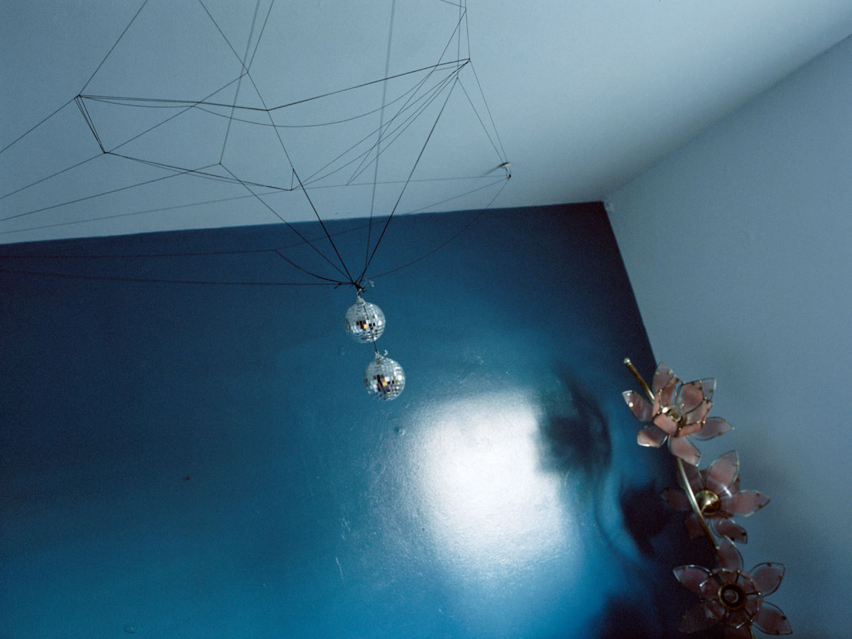 Discoball-(Blanca) (2005), Lambda Print 30 x 40 in. sitios cosas gente (2006) - Exhibición fotográfica por Tristán Reyes