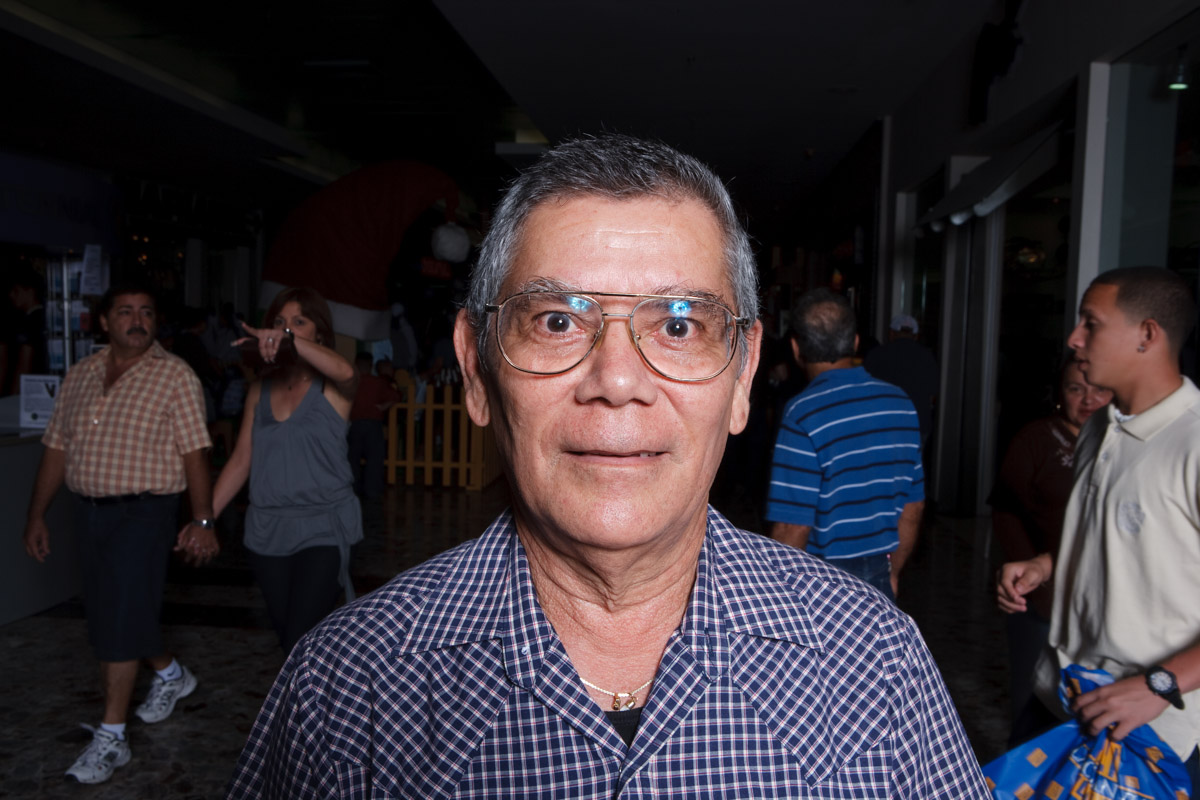 El molero (publicada en 2015) 13 El molero (2009) - Fotografía por Tristán Reyes - Mayagüez Mall (Mayagüez, Puerto Rico).