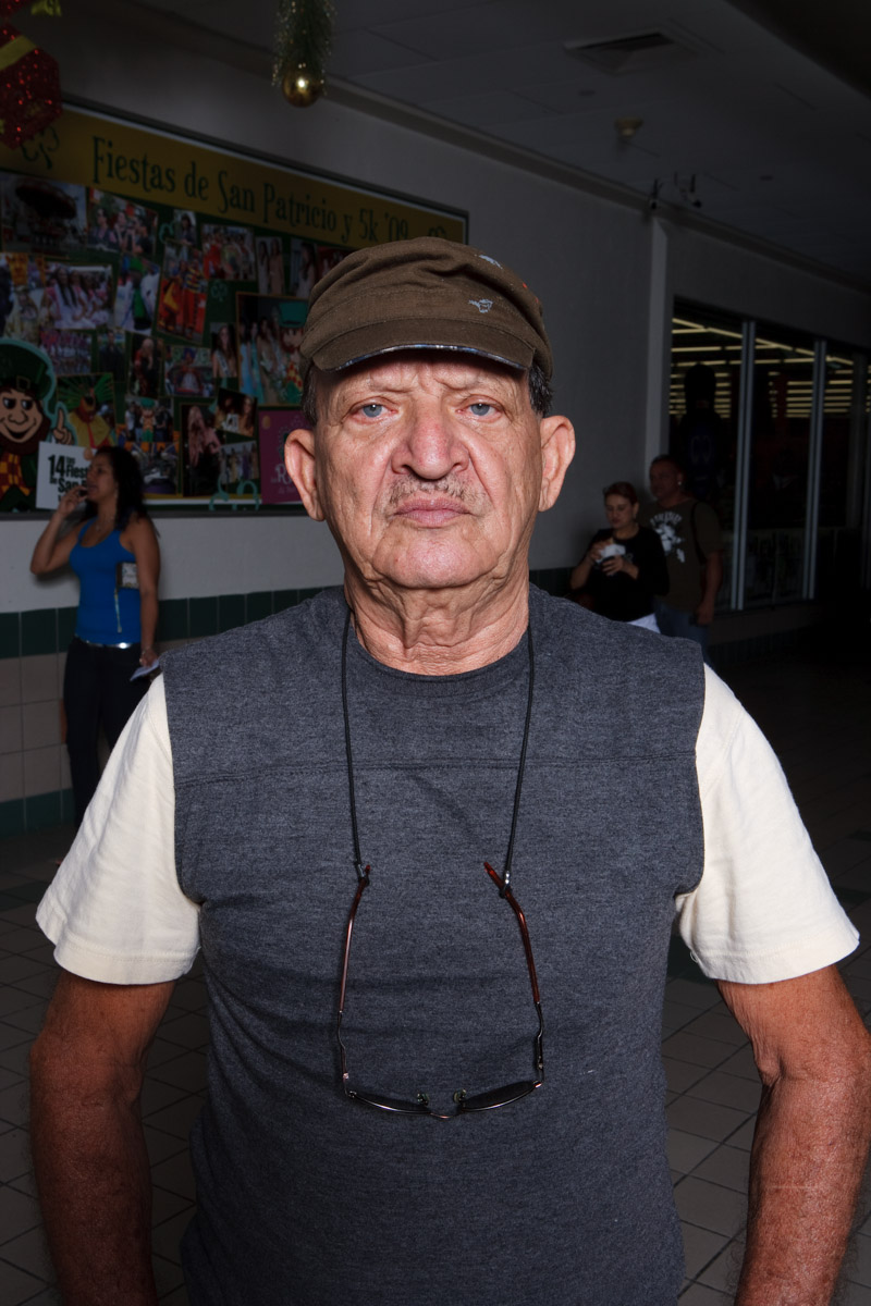 El molero (publicada en 2015) 16 El molero (2009) - Fotografía por Tristán Reyes - San Patricio Plaza (Guaynabo, PR).