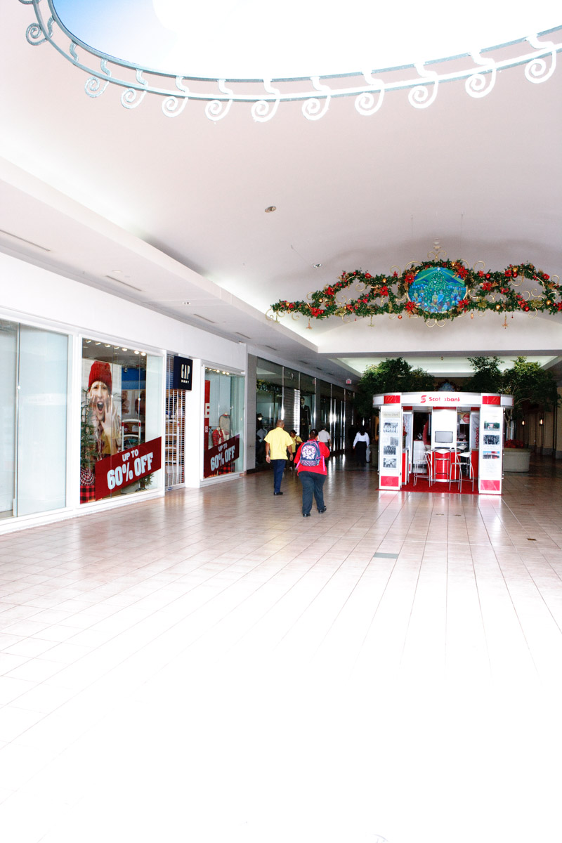 El molero (publicada en 2015) 40 El molero (2009) - Fotografía por Tristán Reyes - Plaza Las Américas (San Juan, PR).