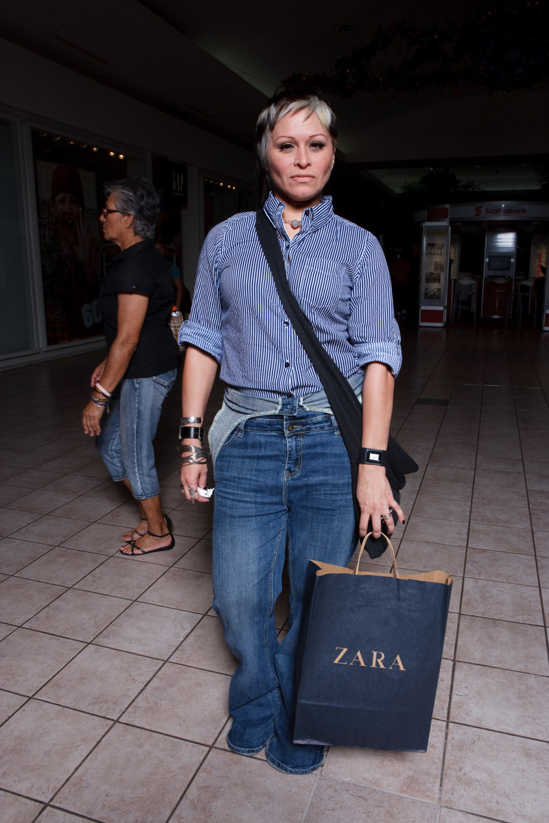 El molero (publicada en 2015) 47 El molero (2009) - Fotografía por Tristán Reyes - Plaza Las Américas (San Juan, PR).