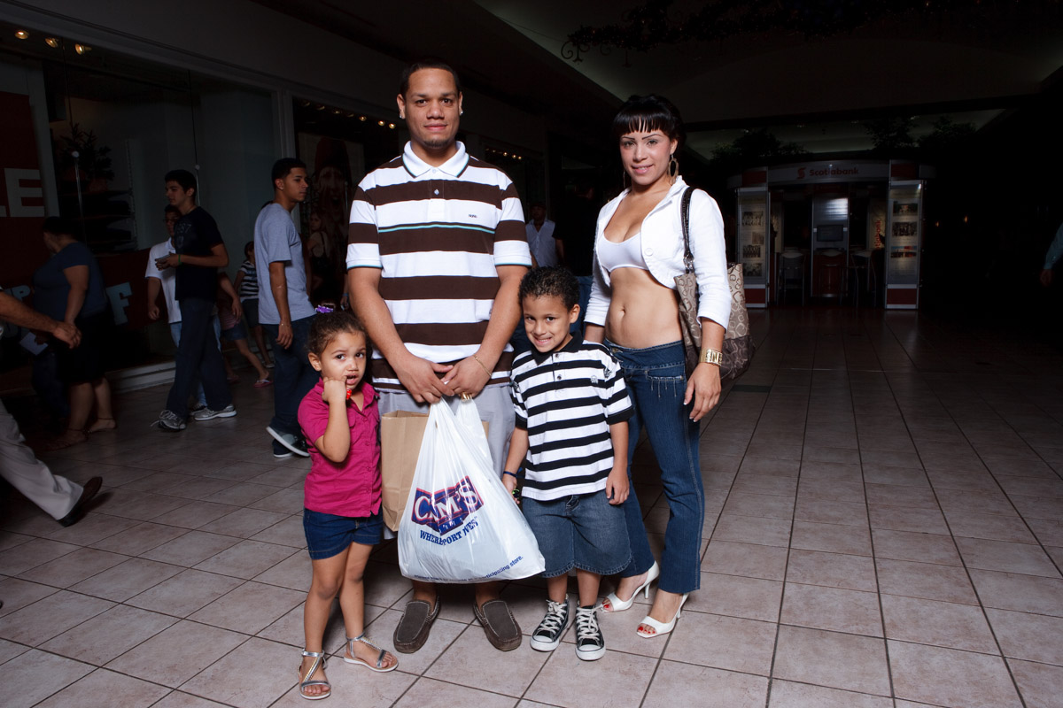 El molero (publicada en 2015) 48 El molero (2009) - Fotografía por Tristán Reyes - Plaza Las Américas (San Juan, PR).