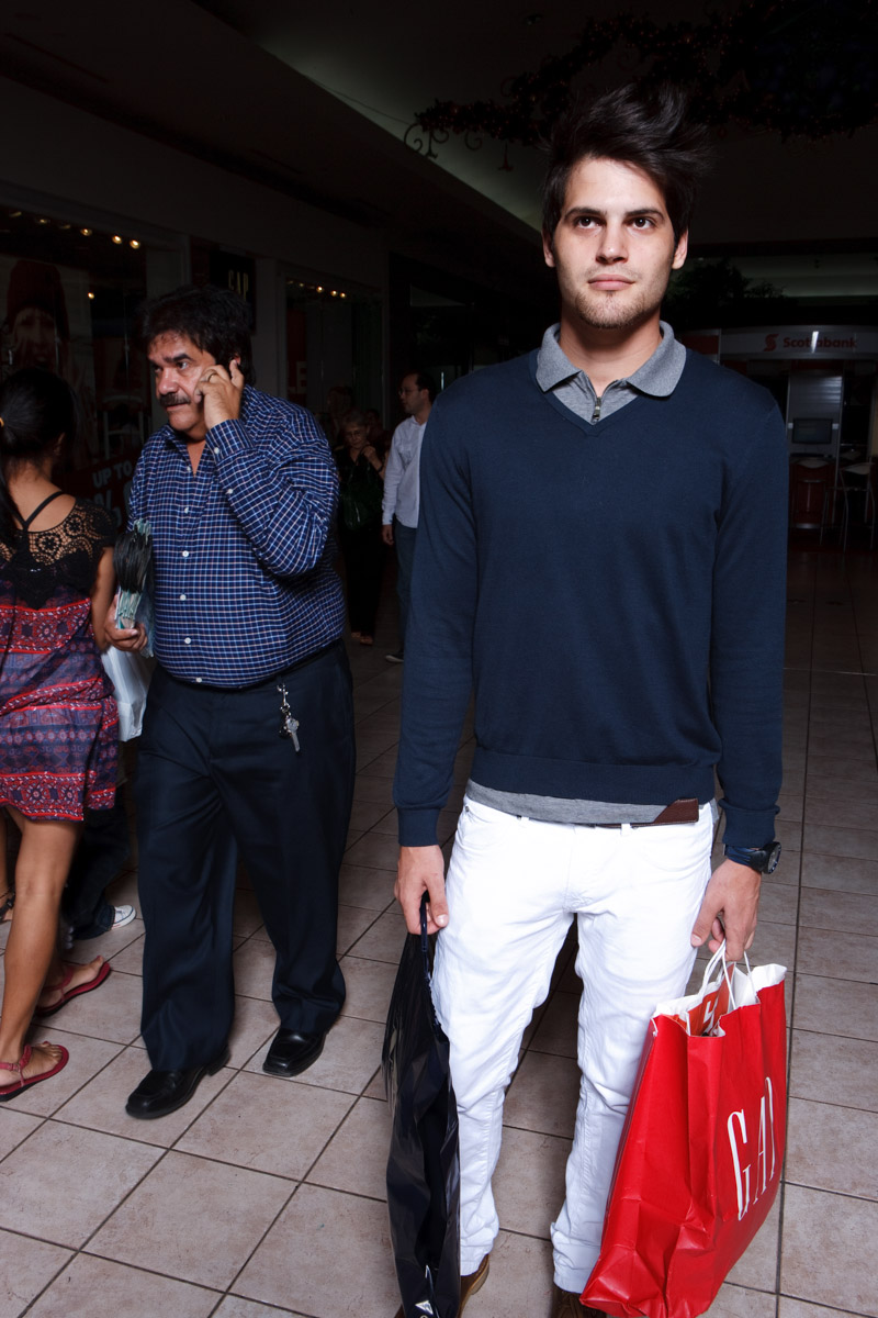 El molero (publicada en 2015) 56 El molero (2009) - Fotografía por Tristán Reyes - Plaza Las Américas (San Juan, PR).