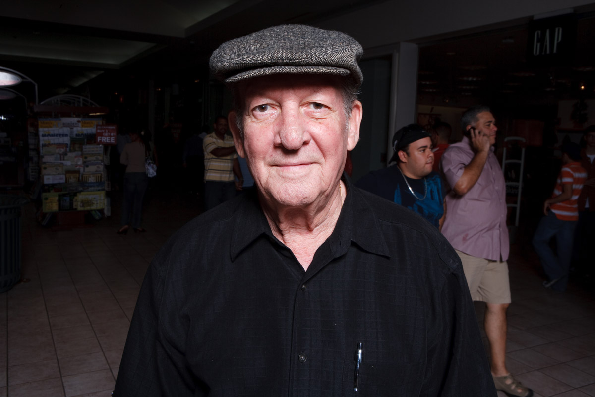 El molero (publicada en 2015) 59 El molero (2009) - Fotografía por Tristán Reyes - Plaza Las Américas (San Juan, PR).