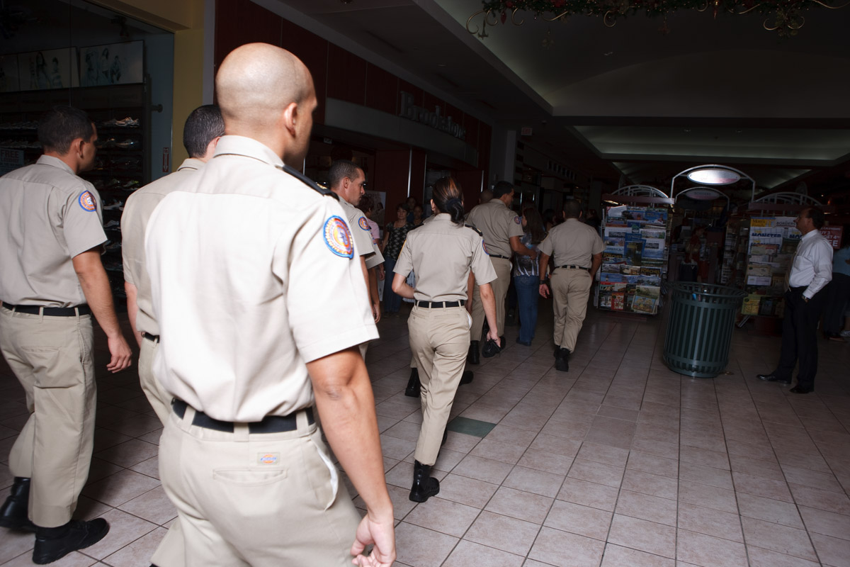 El molero (publicada en 2015) 60 El molero (2009) - Fotografía por Tristán Reyes - Plaza Las Américas (San Juan, PR).