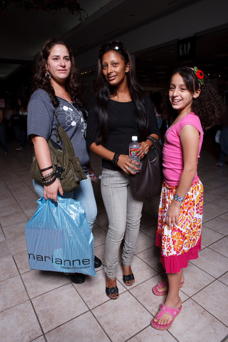 El molero (publicada en 2015) 63 El molero (2009) - Fotografía por Tristán Reyes - Plaza Las Américas (San Juan, PR).