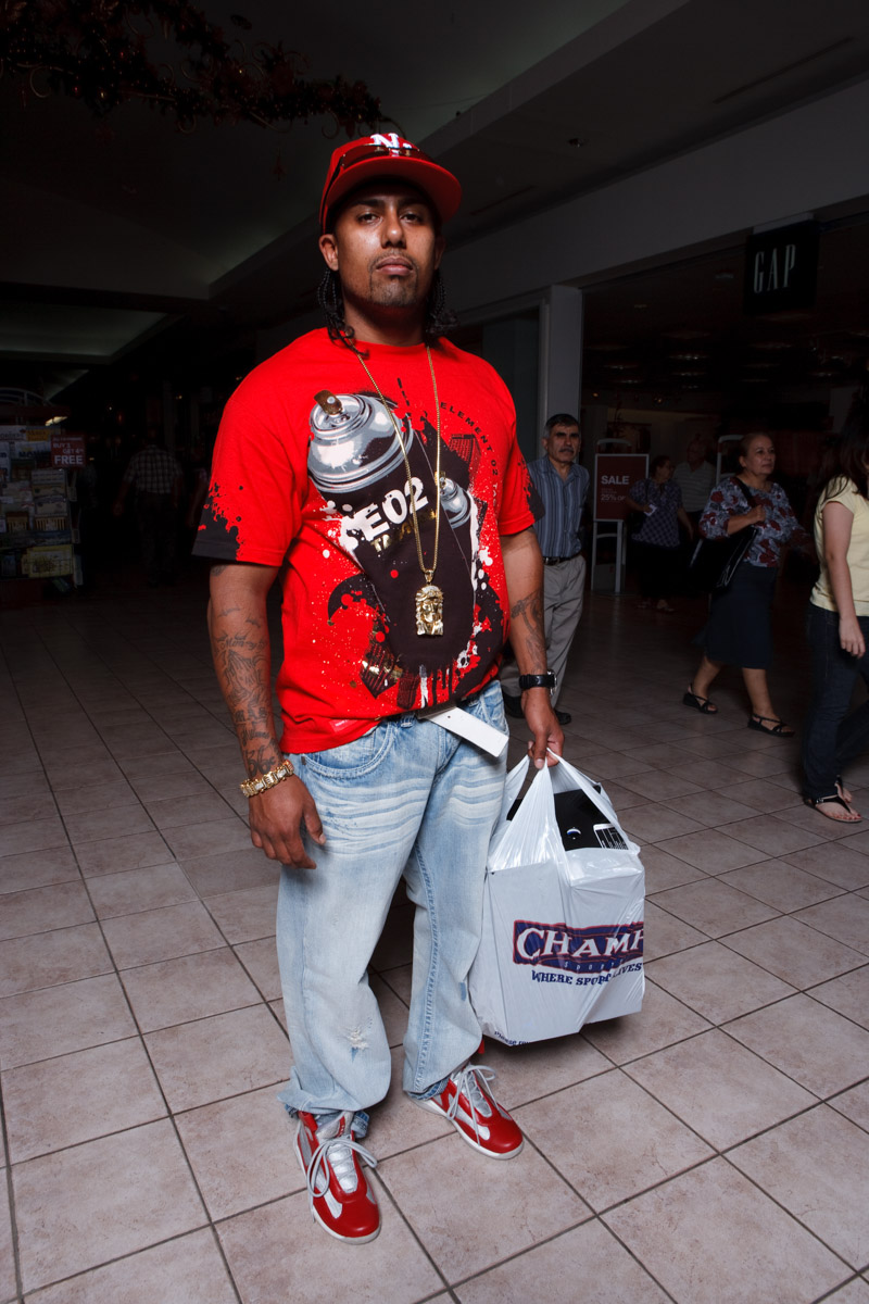 El molero (publicada en 2015) 66 El molero (2009) - Fotografía por Tristán Reyes - Plaza Las Américas (San Juan, PR).