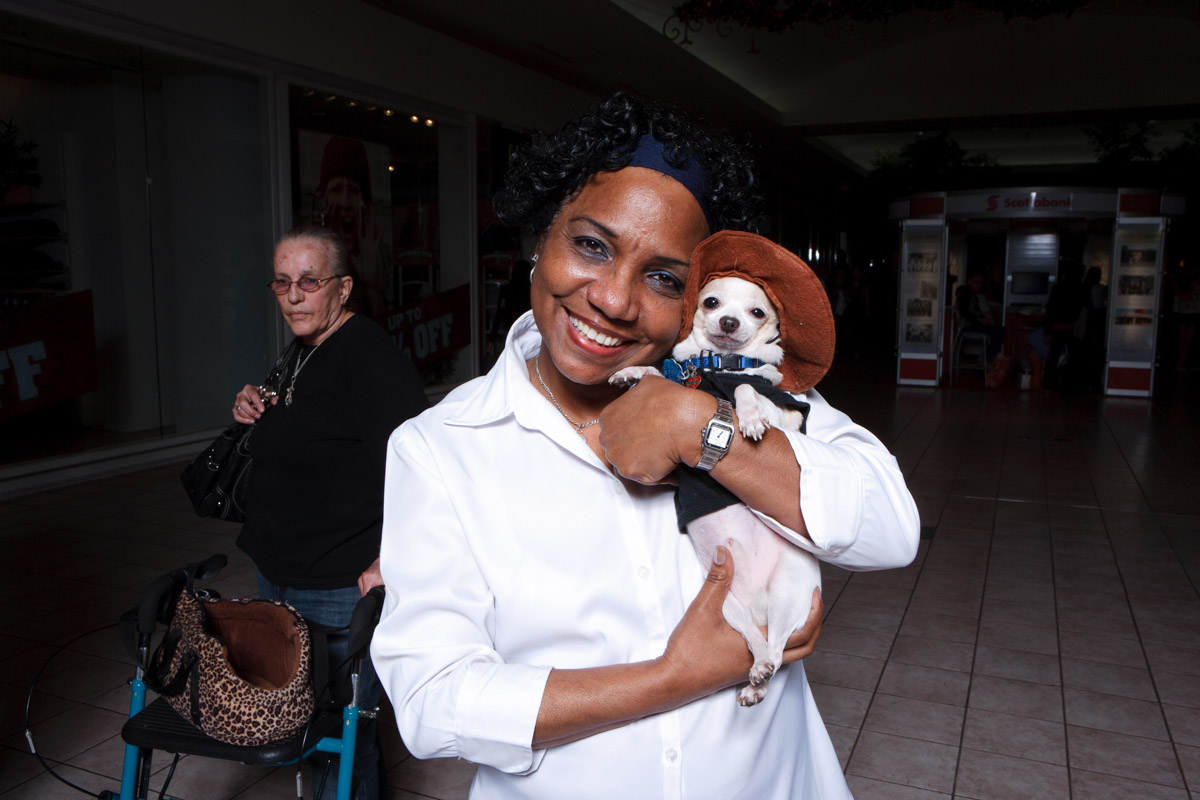 El molero (publicada en 2015) 71 El molero (2009) - Fotografía por Tristán Reyes - Plaza Las Américas (San Juan, PR).