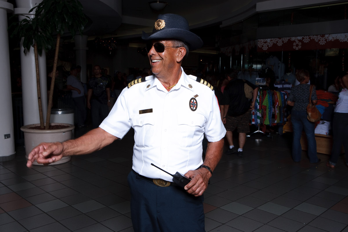 El molero (publicada en 2015) 77 El molero (2009) - Fotografía por Tristán Reyes - Plaza del Caribe (Ponce, PR).