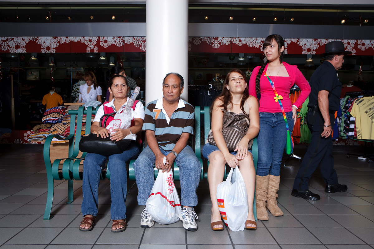 El molero (publicada en 2015) 82 El molero (2009) - Fotografía por Tristán Reyes - Plaza del Caribe (Ponce, PR).