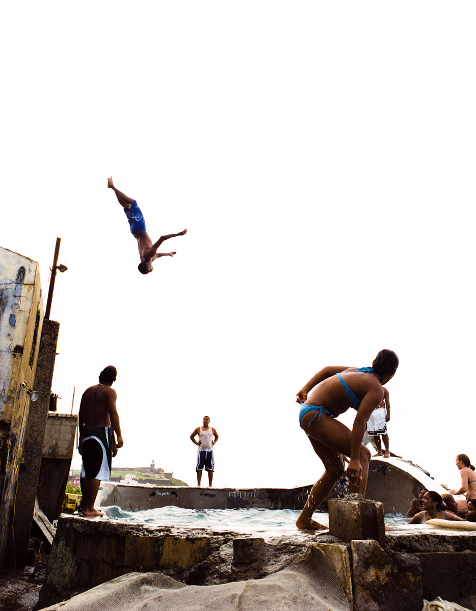 High en La Perla (2006), C-Print 42 x 54 in. Prints available, 3 of 5. Domingueando en La Perla (2006) - Fotografía por Tristán Reyes