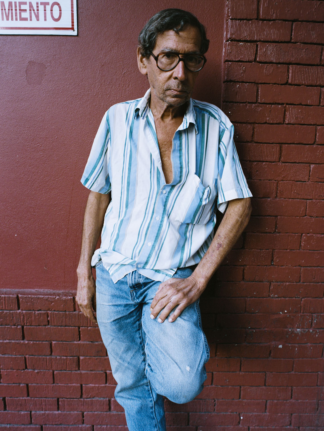 Luis Eduard-(recostado, de frente), C-Print, 36 x 48 in. Fotografía por Tristán Reyes