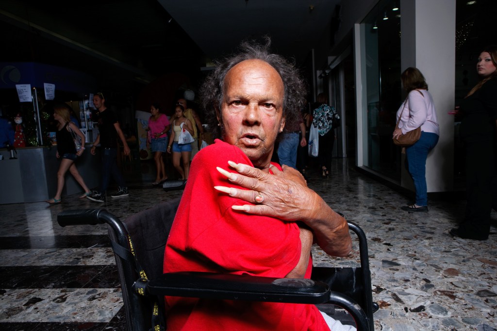 Luisa Chacón (2009), Digital C-Print 32 x 48 in. El molero (2009) - Fotografía por Tristán Reyes - Mayagüez Mall (Mayagüez, Puerto Rico).