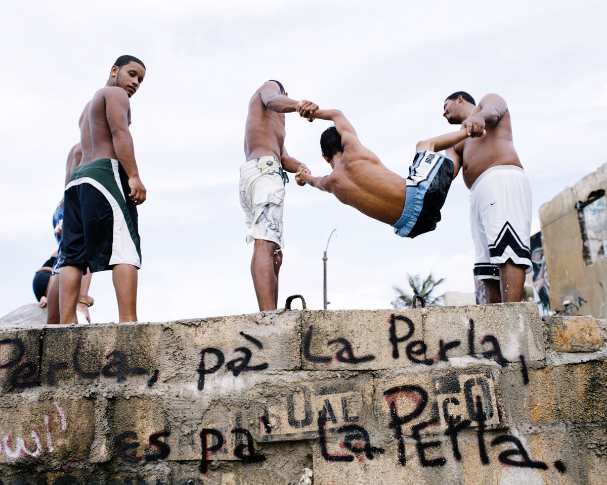 Pa' La Perla (2006), C-Print 42 x 54 in. Domingueando en La Perla (2006) - Fotografía por Tristán Reyes