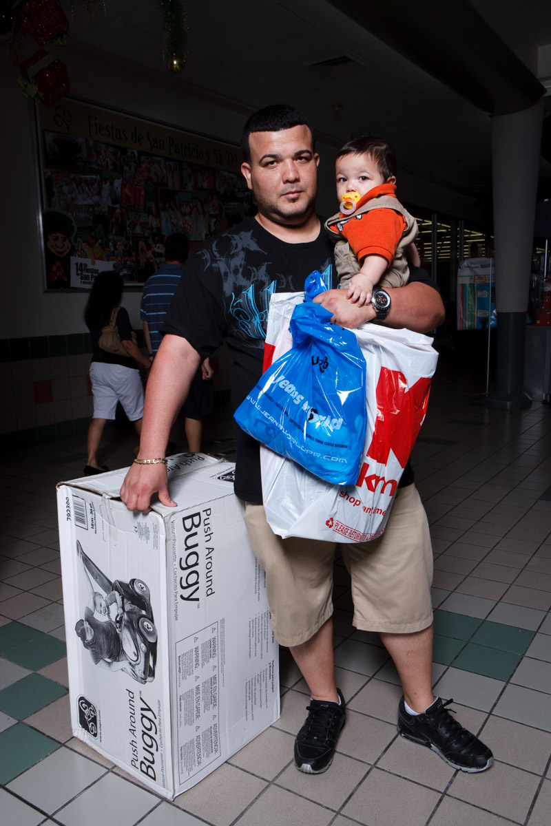 Papá e hijo (2009), Digital C-Print 32 x 48 in. El molero (2009) - Fotografía por Tristán Reyes - San Patricio Plaza (Guaynabo, PR).
