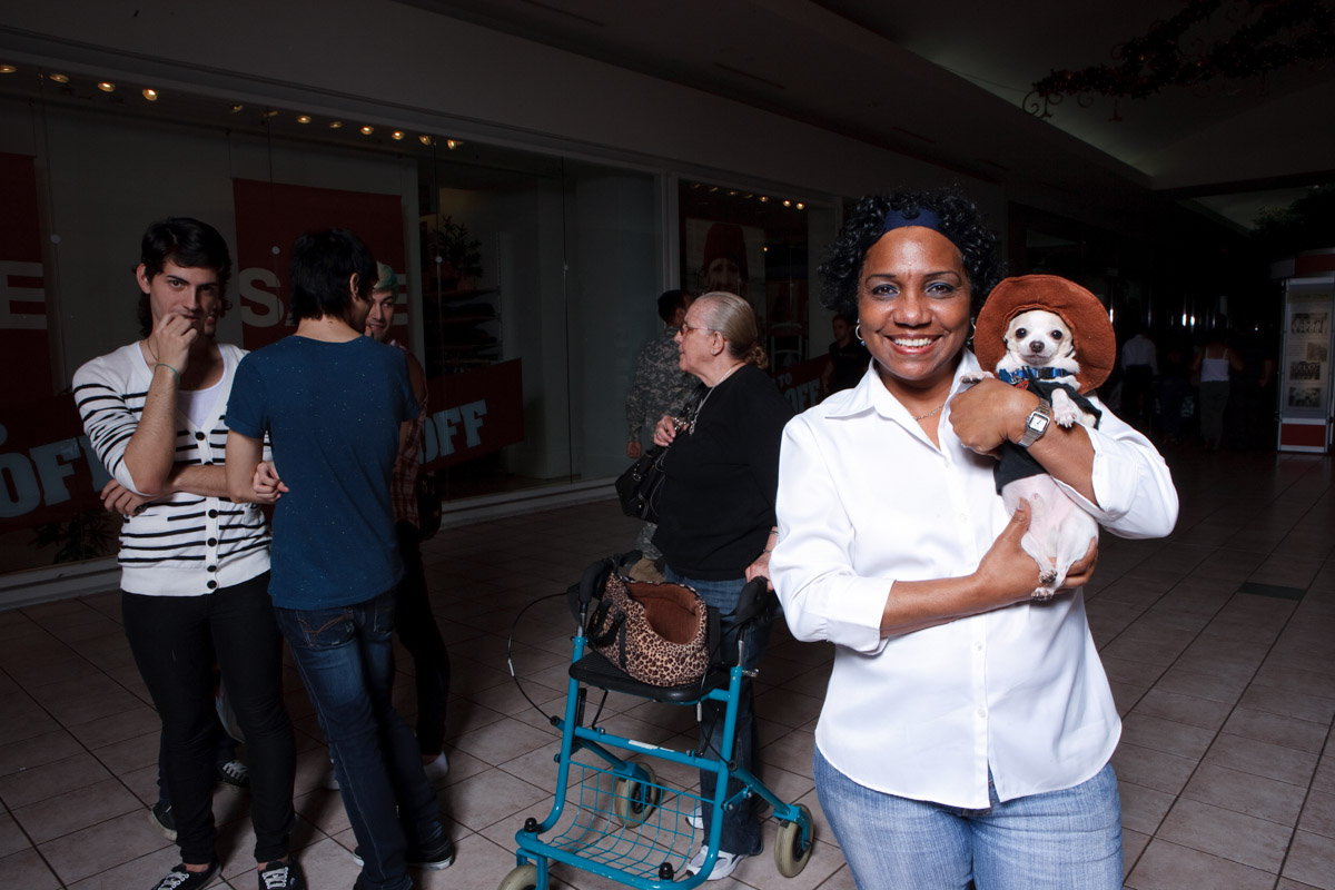 Shopping con perrito (2009), Digital C-Print 32 x 48 in. El molero (2009) - Fotografía por Tristán Reyes - Plaza Las Américas (San Juan, PR).