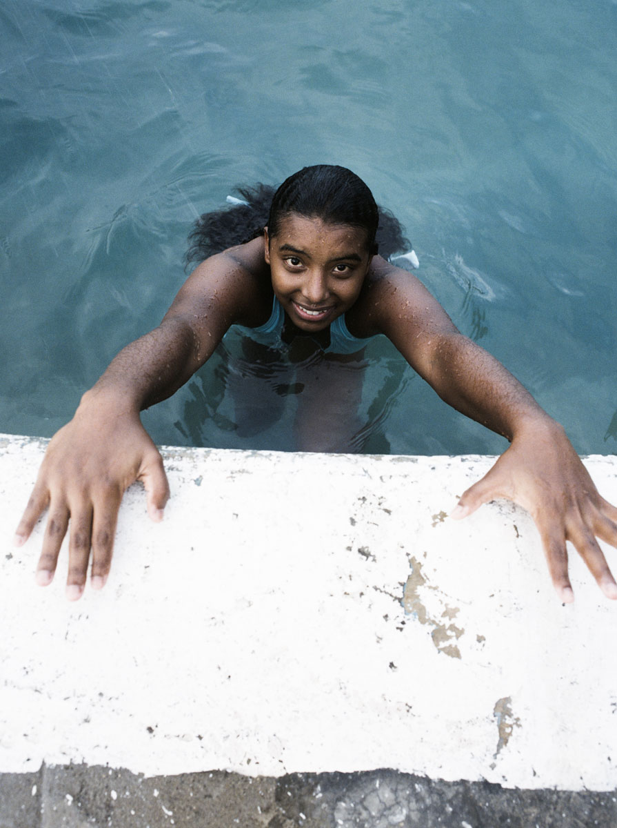 Sin título #4 (2006), C-Print 42 x 54 in. Domingueando en La Perla (2006) - Fotografía por Tristán Reyes